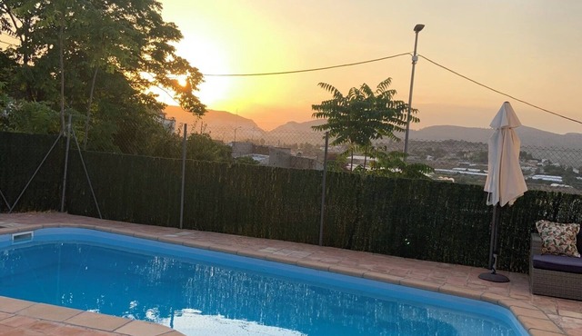CEHEGIN-POOL-A/CON-WIFI-SLEEPS 10-GAMES ROOM-FREE PARKING-BBQ