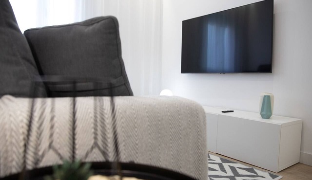 Central Apartment in Logroño: 5-Min Walk to Calle Laurel & Gran Vía, Next to City Hall