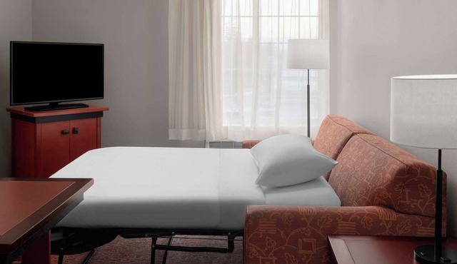 Central Location: 1BR Suite w/Full Kitchen and Separate Living, Sleeping areas