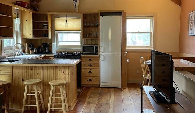 Centrally located, Quiet Neighborhood, 3 Minute Walk to Restaurants and Shops ✨