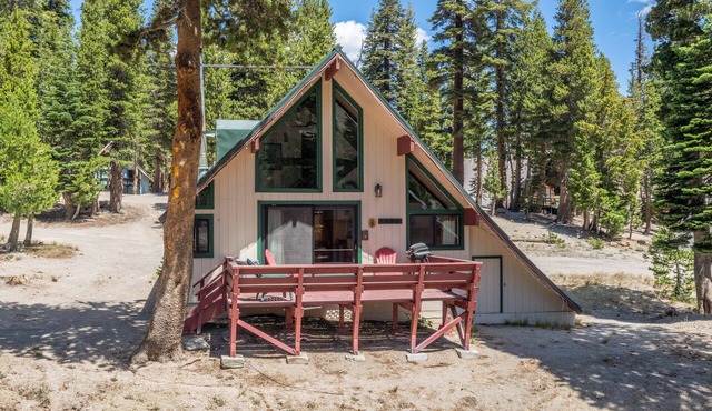 Chalet #6, Charming Cabin Perfect Location steps t
