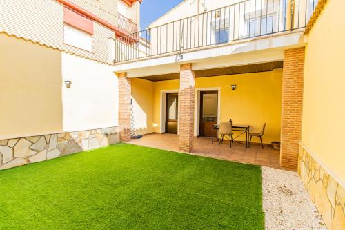 Chalet de Aranda - Elegante Casa para 7 con jardín privado, AC y WiFi