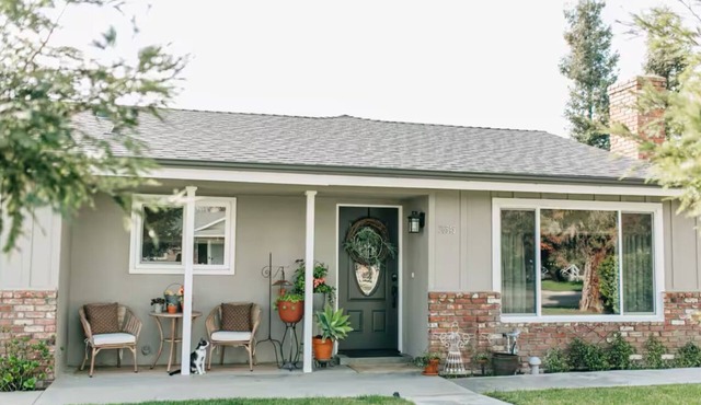 Charming 2-bedroom house in quiet country Visalia with pool