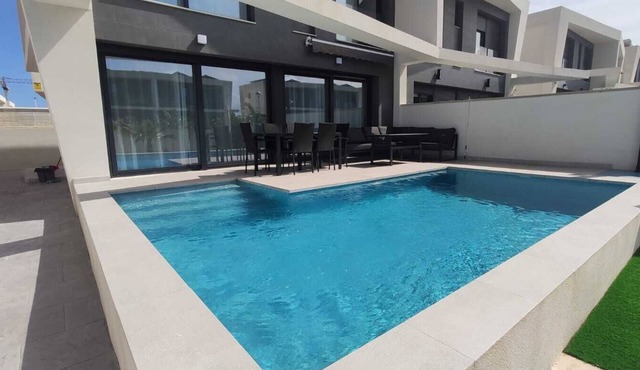 Charming 3-bedroom villa with private swimming pool in beautiful Gran Alacant