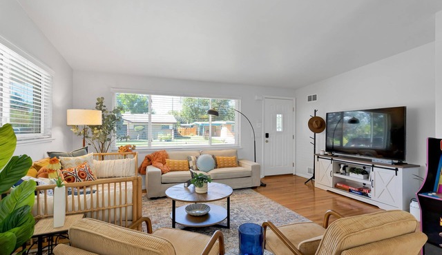 Charming 3BD - BBQ, Backyard - 1 Mile to Olde Town
