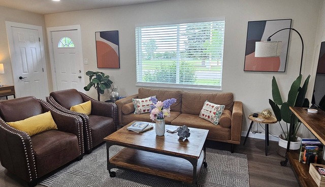 Charming 3BR home with AC near Aurora medical campus, parks & hospitals