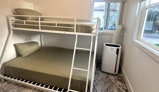 Charming backyard Guesthouse with 2 bedrooms and WiFi, AC in Pleasant Hill
