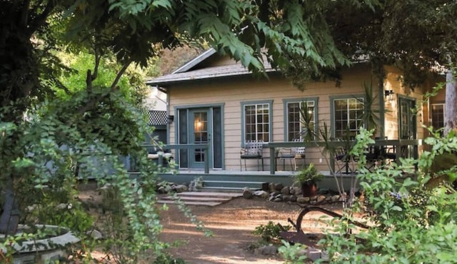 Charming cabin getaway in tranquil Silverado Canyon in the Santa Ana Mountains