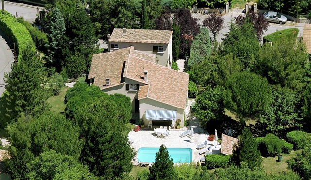 Charming Provencal villa with private pool and panoramic view.