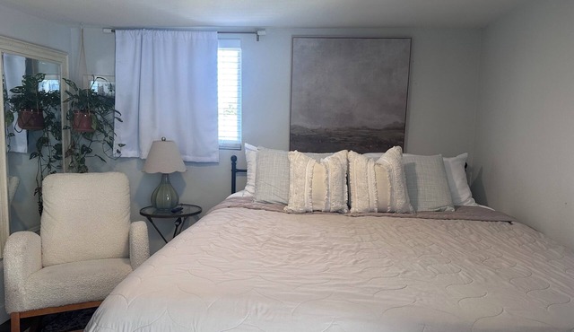 Charming studio in delightful La Mesa with WiFi, AC and Deck
