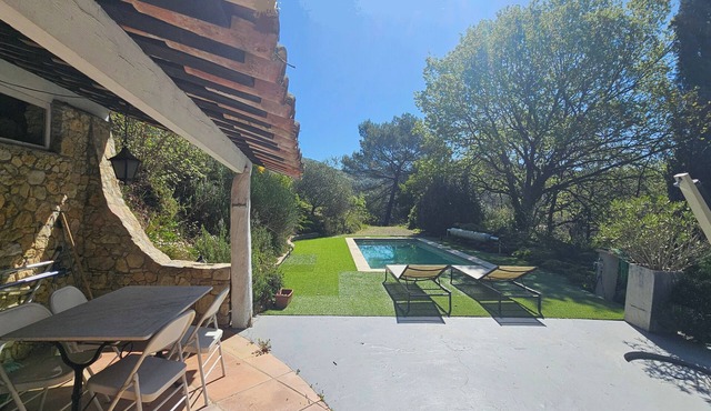 Charming villa with swimming pool and sauna in Haut-Var