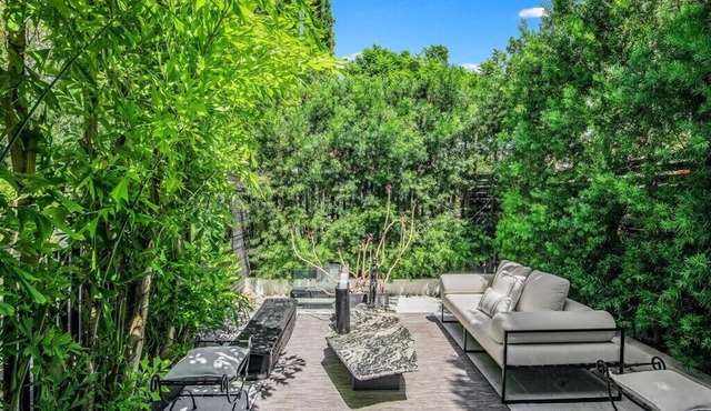 Chic Gated Modern 3BD W. Hollywood Villa w/Pool, Hot tub & Guest House