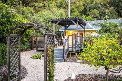 Cloverdale Creekside Retreat