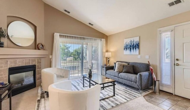 Comfortable 2 BDR/2 BA Condo in Golf Community