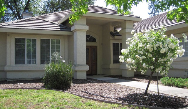 Comfy 3 beds/2 bath private unit with backyard