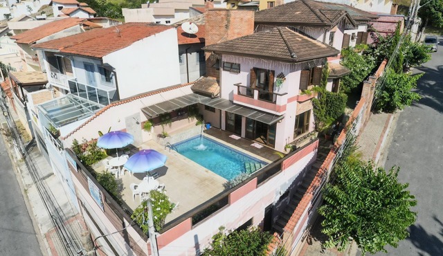 Complete house in the center of Guararema with heated pool!