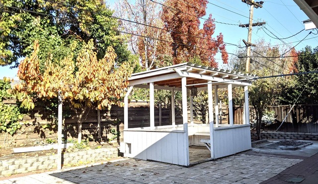 Cozy 3 bed-2 bath home with sunroom and access to parks and Class A retail 😊