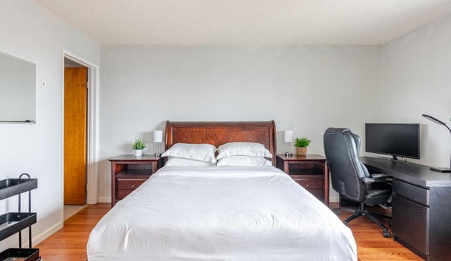 Cozy and Secure 3-Bedroom, 2-Bath Unit with 6 Beds and Beautiful Bay View