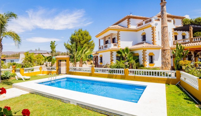 Cubo's Villa Fina & Minigolf included/luxury villa/wonderful views/heated pool/mini golf
