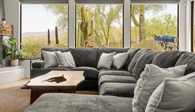 Desert Oasis: Pool, Golf, Games + Mountain Views