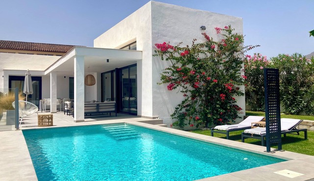 Designer Villa - Private pool - Families/Beach + Marina + Golf 5 min drive