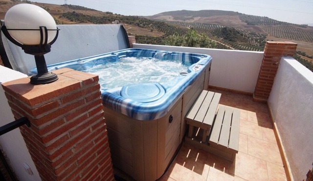 Detached Villa with Pool and large heated Jacuzzi, stunning Mountain Views