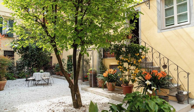 Dimora Paolina charming villa with secret garden, in the historical center of Lucca