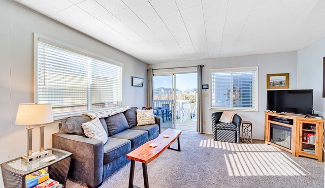 Dog-friendly, Waterfront Cottage w/a Private Deck Overlooking the Canal
