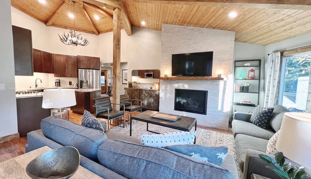 Echo Summit Cabin: Hot Tub, 1mi to Sierra at Tahoe