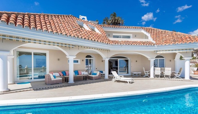 Exclusive Villa with Stunning Mountain and Sea Views, Private Pool & Wi-Fi