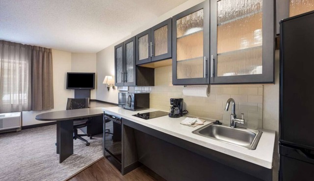 Experience Downtown Glendale in Comfort & Style! Pets Allowed Here!