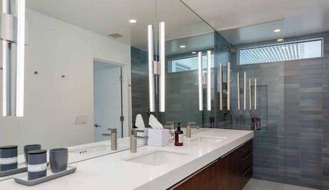 Experience Palm Springs living near Indian Canyons. Las Palmas Oasis, ID #4720