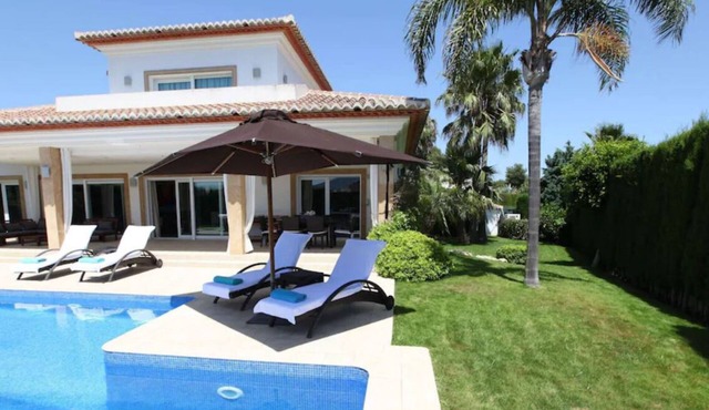 Extraordinary villa with large swimming pool