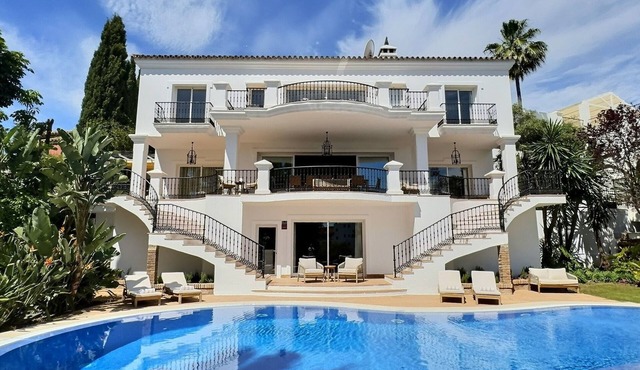 Fabulous 8-bedroom Andalucian family Villa with panoramic vistas