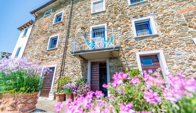 Flat in Massa,balcony with stunning view,Wi-Fi,pool,e-car charging station,sl 4