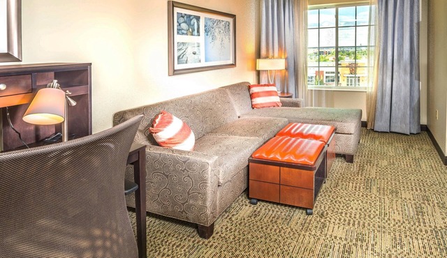 Free Breakfast Buffet, Indoor Pool. King Suite Near University of Colorado Hospital.