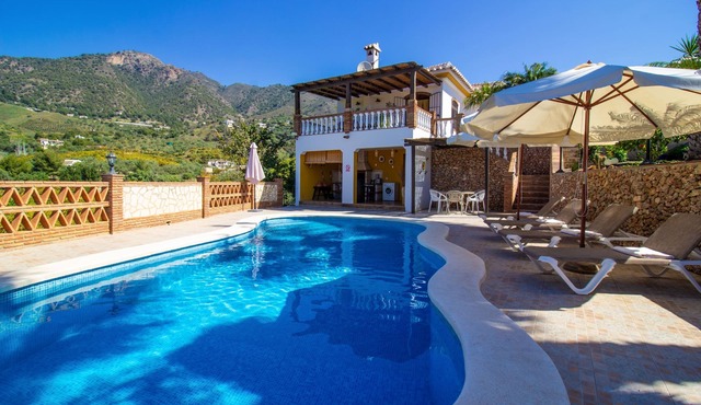 Frigiliana Getaway: 3-Bedroom Villa with Private Pool and Stunning Views