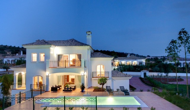 Frontine golf 4 bedroom villa with private pool and garden in a gated community