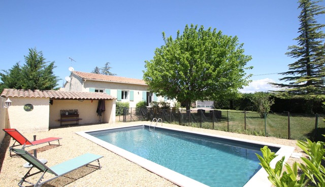Gordes 7km from Cabrières d'Avignon, pretty little villa in the countryside, facing the luberon