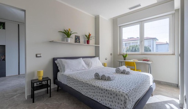 GuestHost - Elegant Seaside Apartment with Pool and Parking
