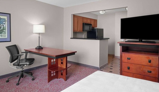 Handy Studio w/Full Equipped Kitchen and Oversized work desk