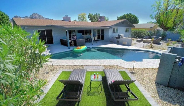 Heated Pool/Fire Lounge/TVpatio Oasis in Uptown!