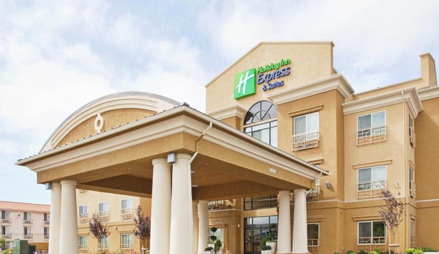 Holiday Inn Express & Suites Salinas by IHG