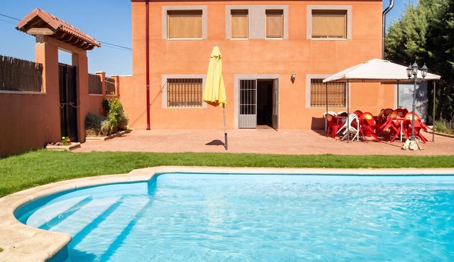 Homerez - Luxury Villa in Cerezo de Mohernando with Pool