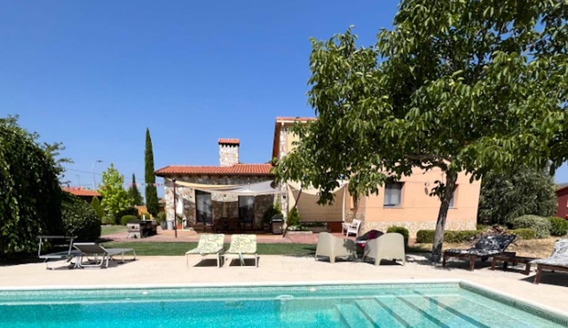 Homerez - Spacious villa for 8 ppl. with swimming-pool and terrace at Uceda