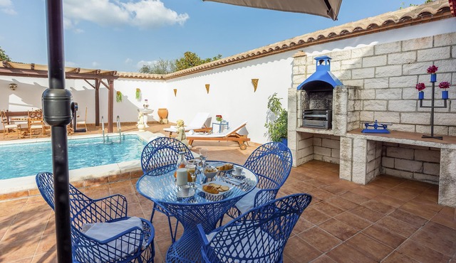 Homerez - Villa for 8 ppl. with swimming-pool, garden and terrace at Peñaflor