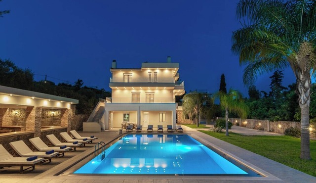 Jacuzzi -BBQ-Big pool - Walk to beach & grocery store
