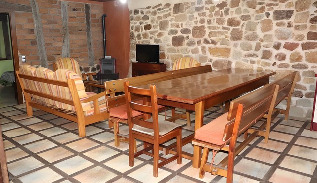 La Botería Country House in Burgos – Balcony, Wi-Fi, Sleeps 13