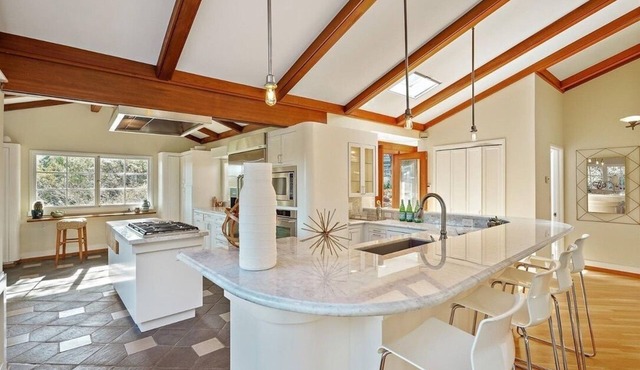 Light filled, tree house, surrounded by nature. 7 minute walk from downtown.