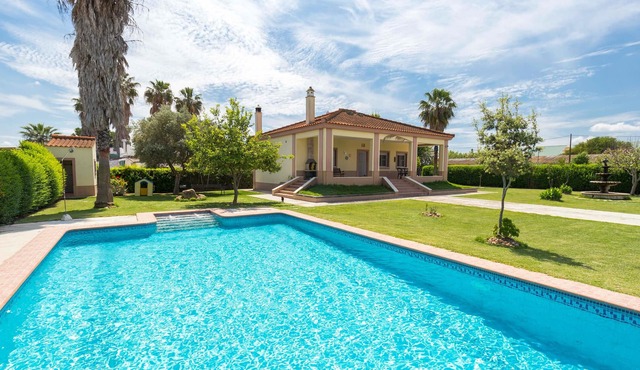 Look forward to a fantastic vacation in this cozy vacation home with pool!